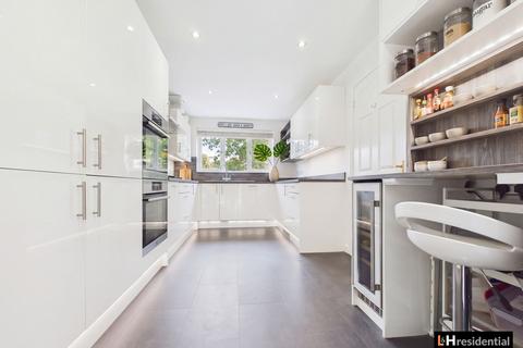 4 bedroom terraced house for sale, Lyndhurst Walk, Borehamwood WD6