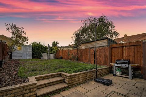 3 bedroom end of terrace house for sale, Charlotte Close, Bexleyheath, DA6