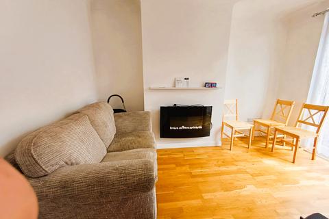 2 bedroom maisonette to rent, Calne Avenue, Ilford IG5
