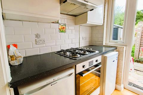 2 bedroom maisonette to rent, Calne Avenue, Ilford IG5
