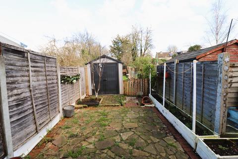 2 bedroom maisonette to rent, Calne Avenue, Ilford IG5