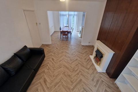 3 bedroom semi-detached house to rent, Leicester LE3