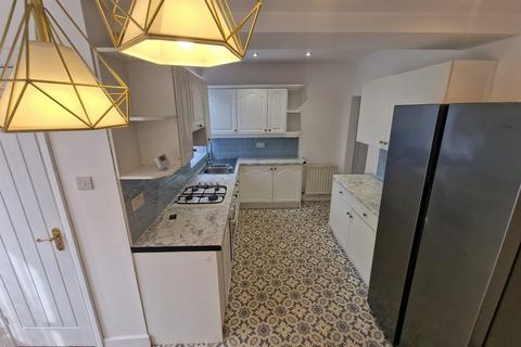 3 bedroom semi-detached house to rent, Leicester LE3