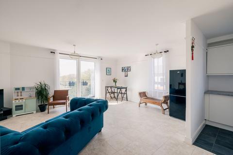 2 bedroom apartment for sale, Cleeve Way, Wheatcroft Court Cleeve Way, SM1
