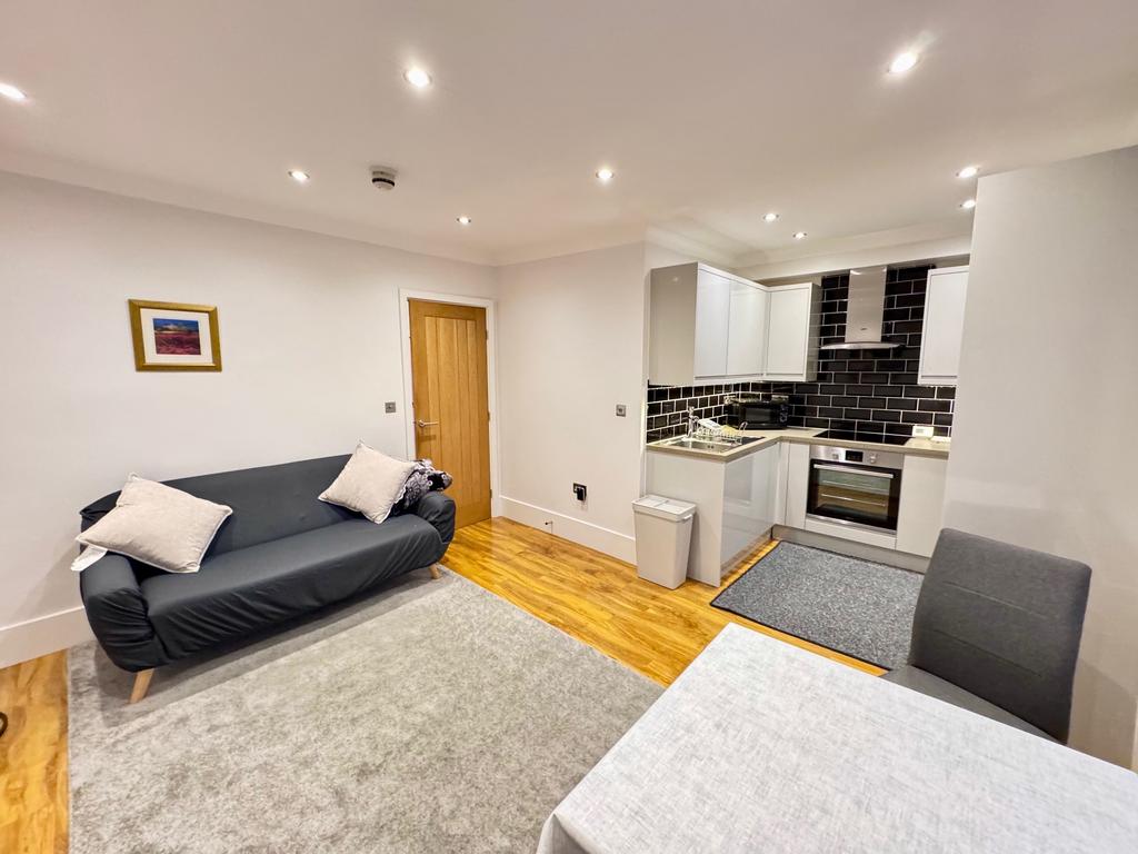 Apartment in Nottingham, Hyson Green - View 2
