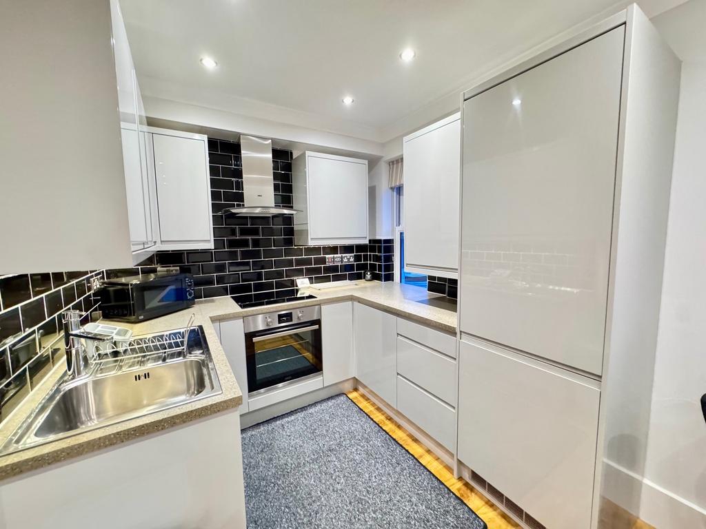 Apartment in Nottingham, Hyson Green - View 3