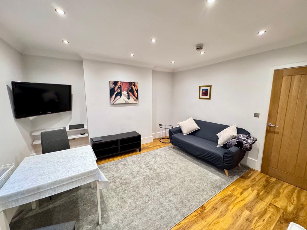 Apartment in Nottingham, Hyson Green - View 4