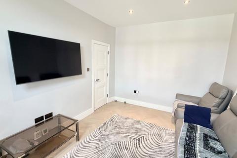 1 bedroom in a house share to rent, Ingreway, Romford, RM3