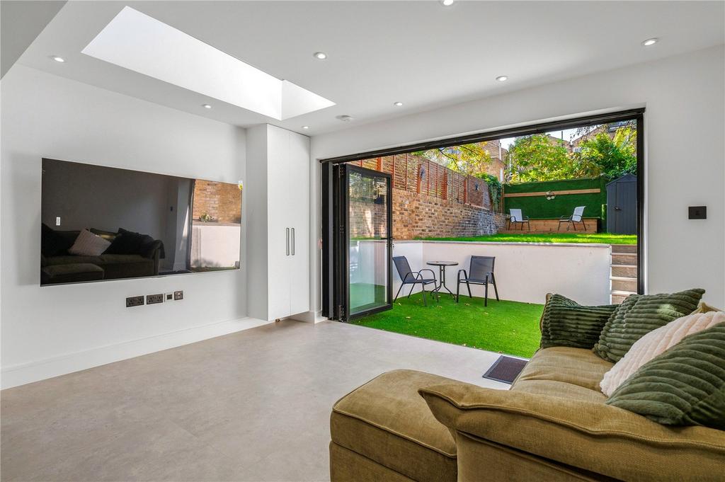 Apartment in Islington - View 3