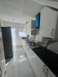 3 bedroom semi-detached house to rent, Bishops Road, Hayes UB3