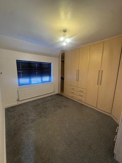 3 bedroom semi-detached house to rent, Bishops Road, Hayes UB3