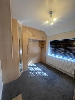 3 bedroom semi-detached house to rent, Bishops Road, Hayes UB3
