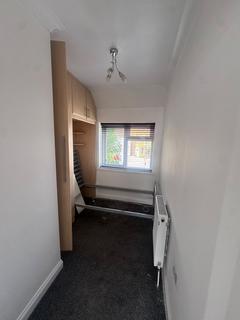 3 bedroom semi-detached house to rent, Bishops Road, Hayes UB3