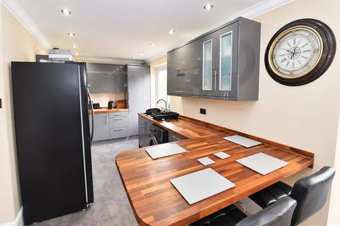 3 bedroom chalet for sale, Nutcombe Crescent, Rochford