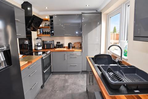 3 bedroom chalet for sale, Nutcombe Crescent, Rochford
