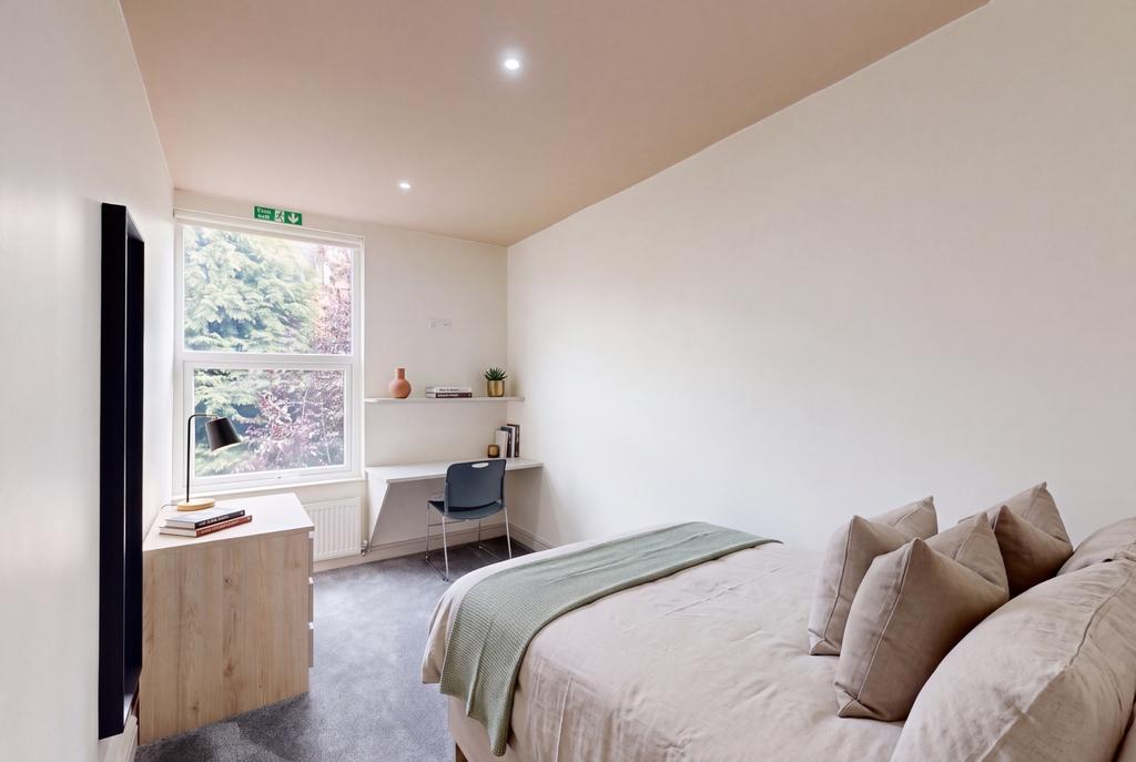 House in Leeds, Hyde Park - More
