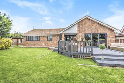 5 bedroom bungalow for sale, Brookside Avenue, Wraysbury, Berkshire, TW19