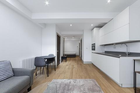 Studio to rent, Philpot Street, London, E1
