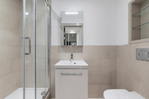 Studio to rent, Philpot Street, London, E1