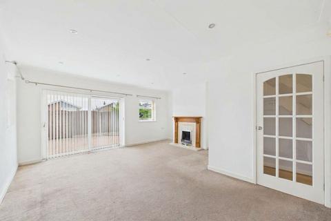 3 bedroom detached house to rent, Lexham Green Close, Buckley CH7