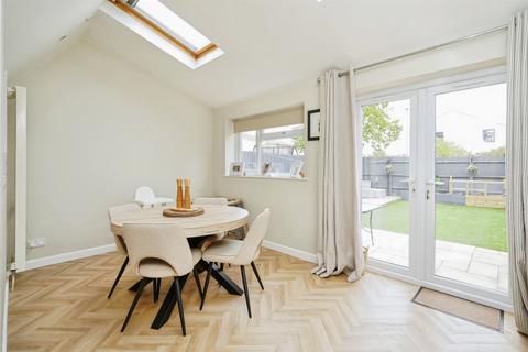 3 bedroom semi-detached house for sale, Avon Crescent, BICESTER