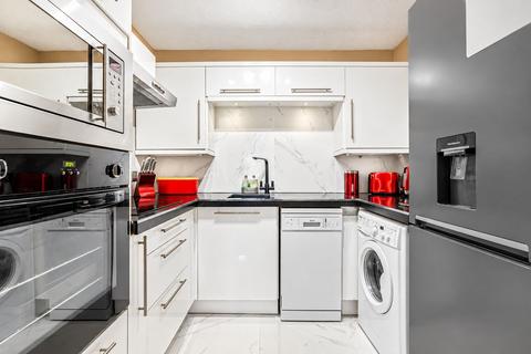 1 bedroom retirement property for sale, Farm Close, Staines-upon-Thames, TW18