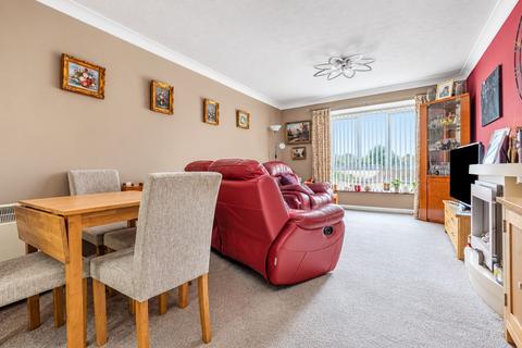 1 bedroom retirement property for sale, Farm Close, Staines-upon-Thames, TW18