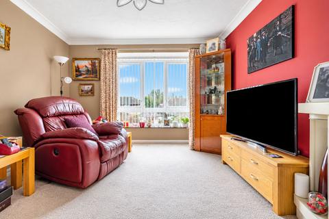1 bedroom retirement property for sale, Farm Close, Staines-upon-Thames, TW18