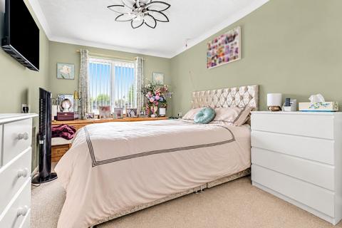 1 bedroom retirement property for sale, Farm Close, Staines-upon-Thames, TW18