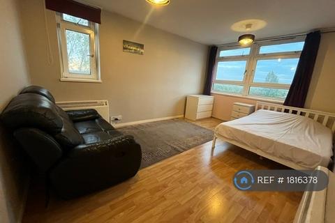 1 bedroom in a flat share to rent, Bell Farm Avenue, Dagenham, RM10
