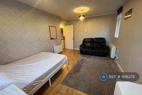 1 bedroom in a flat share to rent, Bell Farm Avenue, Dagenham, RM10