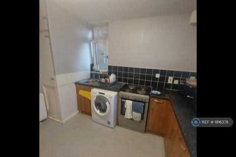 1 bedroom in a flat share to rent, Bell Farm Avenue, Dagenham, RM10