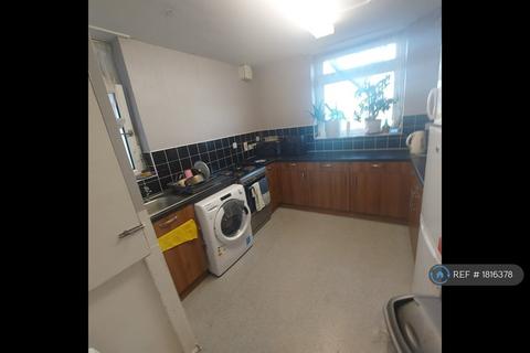 1 bedroom in a flat share to rent, Bell Farm Avenue, Dagenham, RM10
