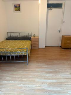 4 bedroom house of multiple occupation to rent, St. Matthew's Row, London E2