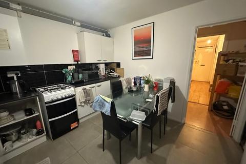 4 bedroom house of multiple occupation to rent, St. Matthew's Row, London E2
