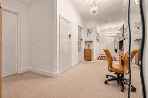 2 bedroom flat for sale, Knighton Court, Knighton, Park Road, Leicester