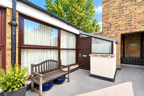 2 bedroom flat for sale, Combe Avenue, London SE3