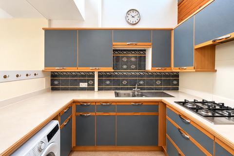2 bedroom flat for sale, Combe Avenue, London SE3