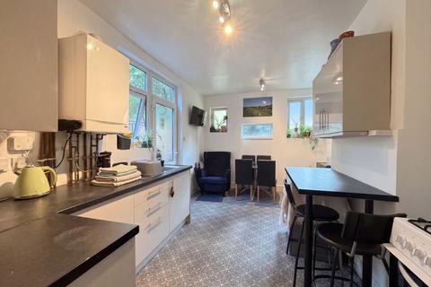 4 bedroom semi-detached house to rent, Hows Road, Uxbridge, UB8