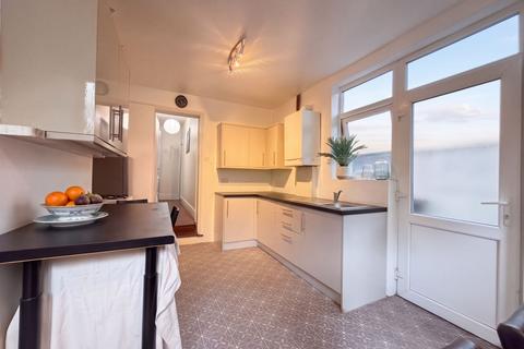 4 bedroom semi-detached house to rent, Hows Road, Uxbridge, UB8