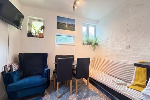 4 bedroom semi-detached house to rent, Hows Road, Uxbridge, UB8