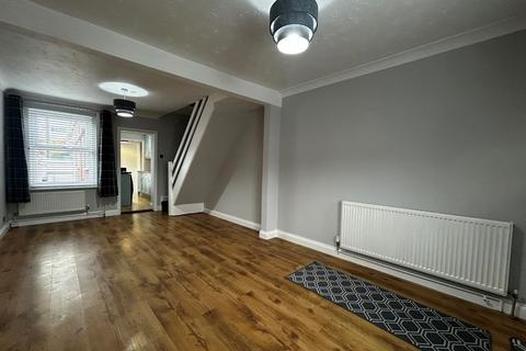 2 bedroom terraced house to rent, Kendall Road, Colchester, CO1