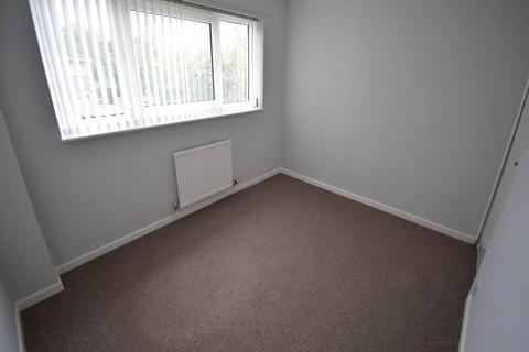 3 bedroom semi-detached house to rent, Kensington Close, Chester,