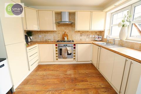4 bedroom detached house to rent, Willow Lane, Rotherham S63