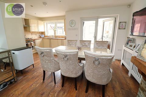 4 bedroom detached house to rent, Willow Lane, Rotherham S63