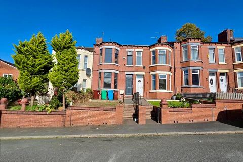 3 bedroom semi-detached house to rent, Old Road, Manchester