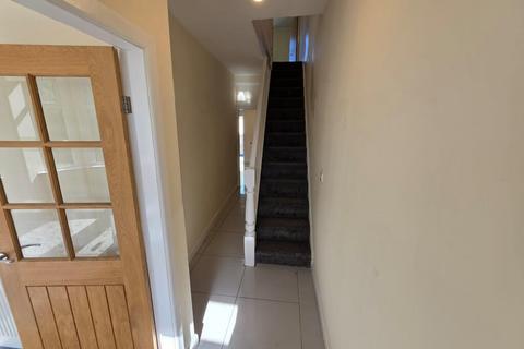 3 bedroom semi-detached house to rent, Old Road, Manchester