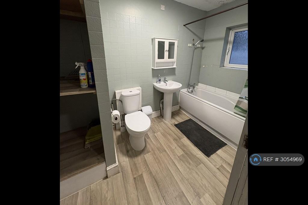 Apartment in Ilford - View 5