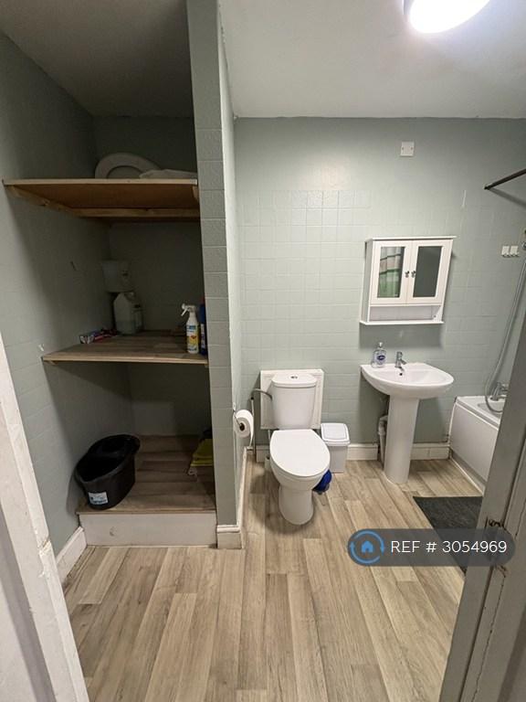 Apartment in Ilford - More