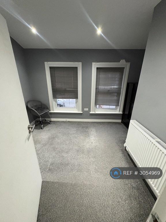 Apartment in Ilford - View 3